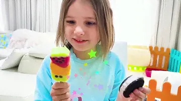 Катя и Макс играют с папой